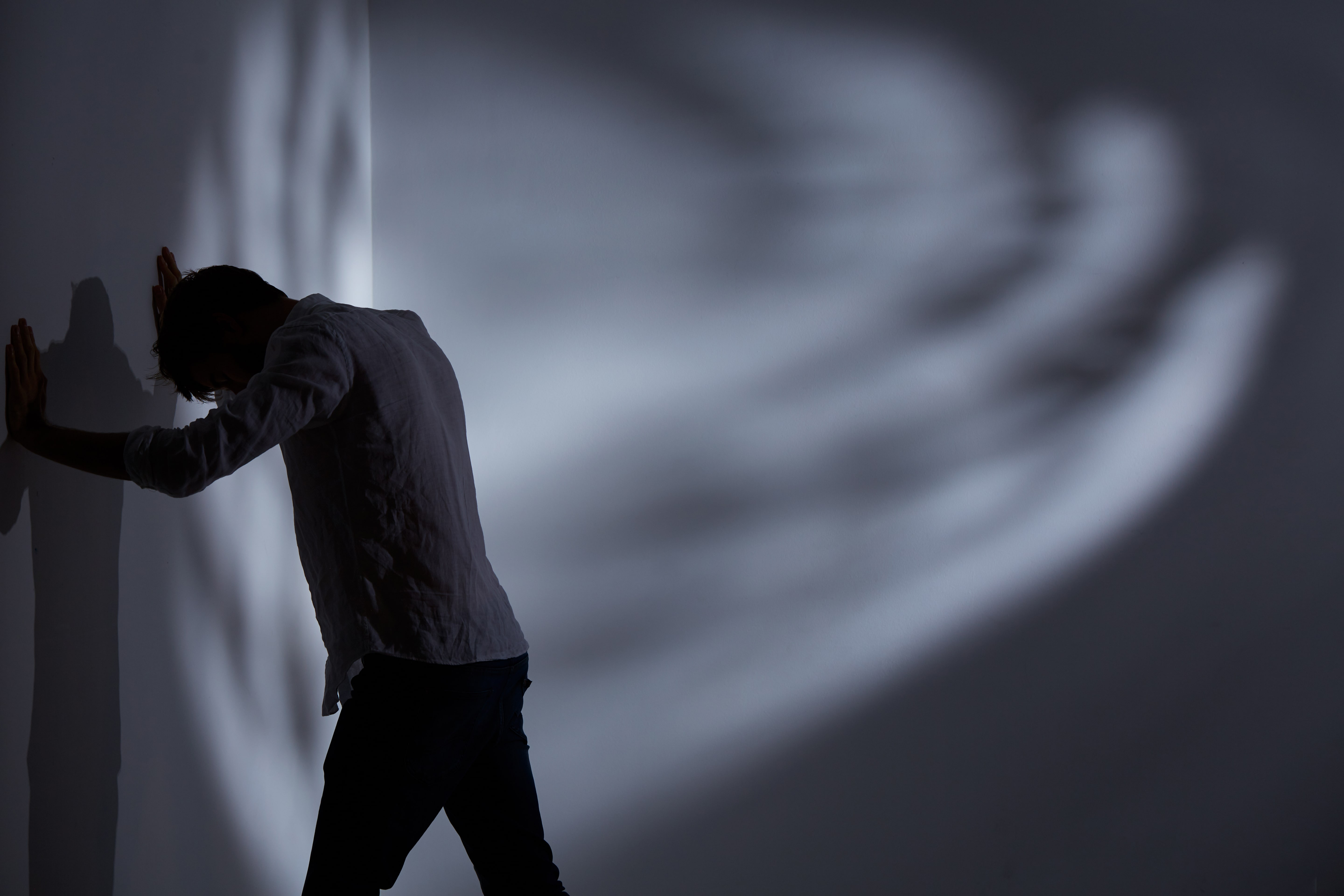 Anxiety Hypnotherapy Melbourne – Overcome Anxiety with Professional Treatment Person experiencing stress with hands against wall symbolising anxiety hypnotherapy Melbourne support and emotional healing